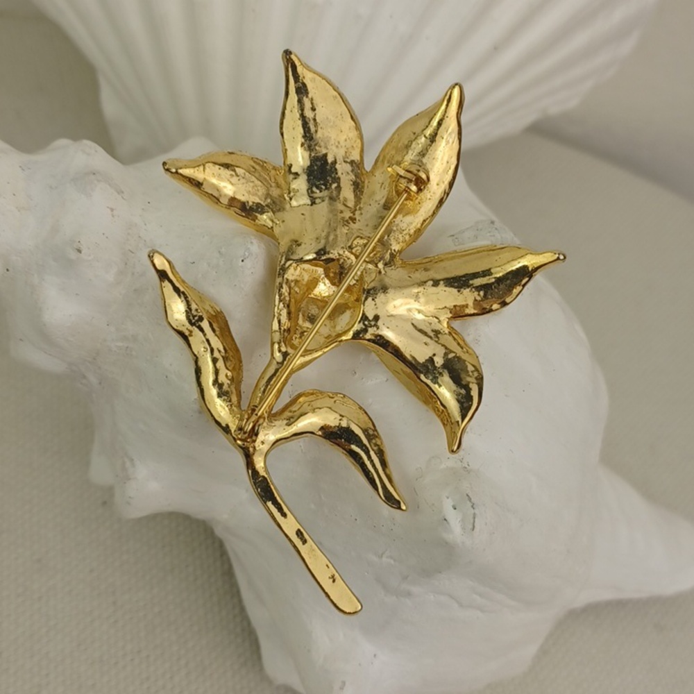 Vintage Very Gold Tone Highly Detailed Flower Brooch Pin - Picture 9 of 10